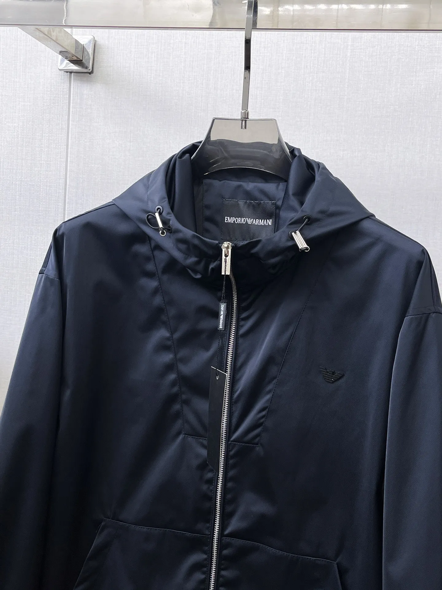 Armani official website Same Style, complete with three labels, on sale in advance. 2026 Autumn and Winter New Arrival men's jacket, Original with complete three labels, Premium version. Custom-made fabrics at the counter. Breathable, high comfort, impeccable details, brand element design concept, reflecting high quality. It feels delicate and soft, presents a casual cut, and has a great upper body shape. Sizes: M～3XL